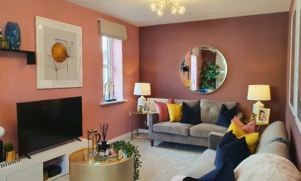 GLAMOROUS GLASTONBURY SHOW HOME SHINES