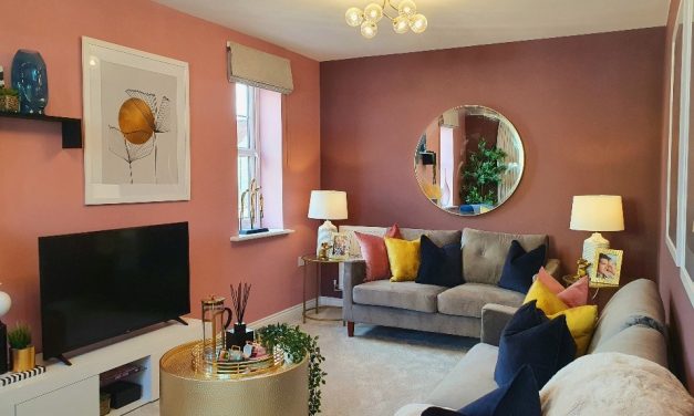 GLAMOROUS GLASTONBURY SHOW HOME SHINES