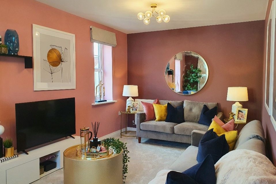 GLAMOROUS GLASTONBURY SHOW HOME SHINES
