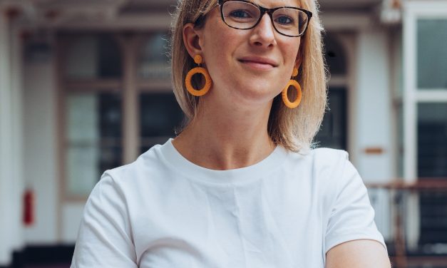 Shure announced as headline partner for the International Women’s Podcast Awards