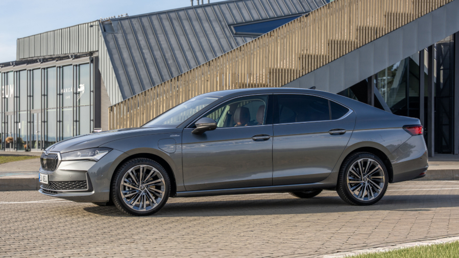 Superb Hatch version receives a plug-in hybrid powertrain with 200 kW output